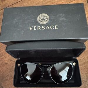 Versace Elegant Black Sunglasse🖤